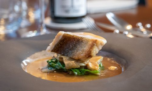 Grondin cuit au charbon, artichauts, mesclun