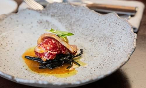 Homard, ventreche de porcelet, champignon trompettes de la mort ,sauce carotte gochijang 1_2
