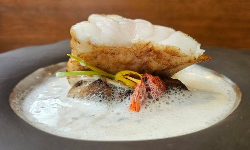 Lotte, sauce au foin, cèpes, oreilles de cochon